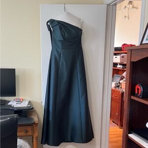 Chic One-Shoulder Evergreen Dress